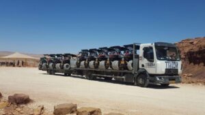 אופנוגרר משאית גרר מוטורי במדבר
